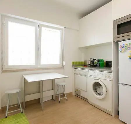 Daire Well Situated And Cosy In Monte Estoril
